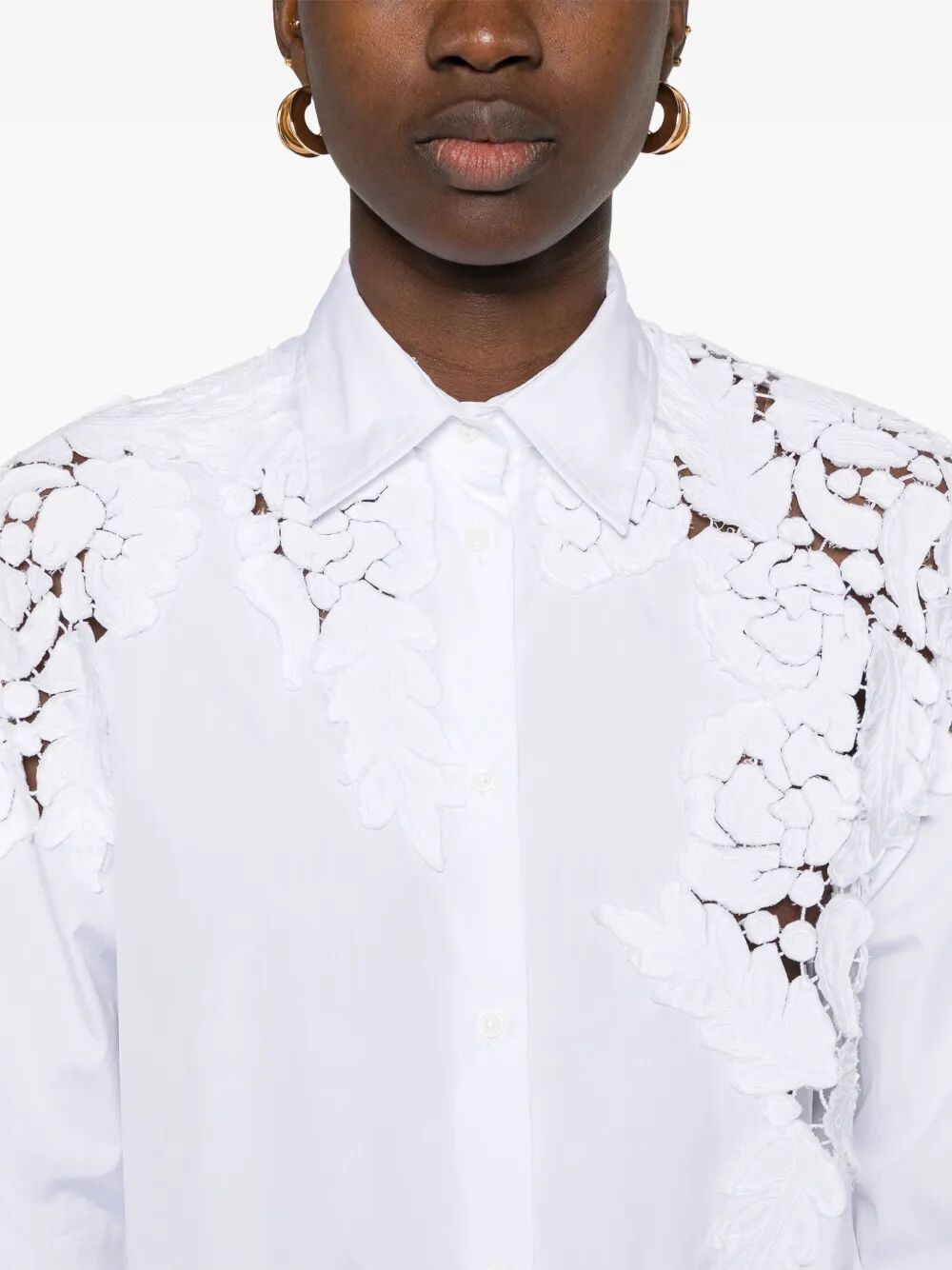 Camicia semi trasparente con applicazione a fiori